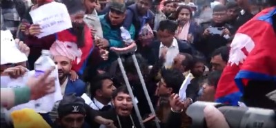 ‘आमा प्रधानमन्त्री कार्की’को राजीनामा माग्दै जेन–जी प्रदर्शनकारी माइतीघरमा